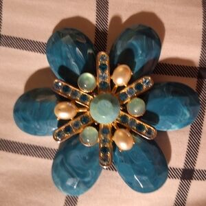 Sparkling Costume Jewelry Flower Brooch